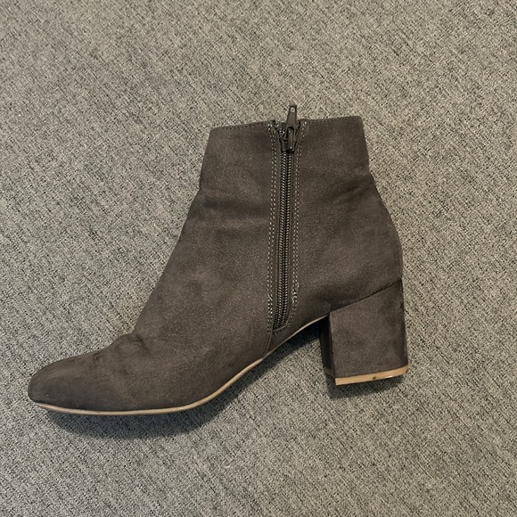 Call it Spring Size 8 grey boot. - Picture 8 of 10